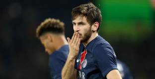 Кварацхелия ще пропусне мача с Анже