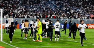 Прекратиха мач заради смъртта на фенове