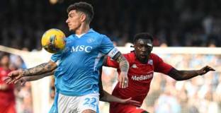 Наполи удари Фиоренина и е агонизиращо близо до 1-во място