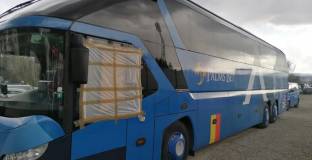 Автобусът на Левски пристигна в Благоевград със счупено стъкло