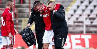 Физиотерапевтът на ЦСКА пострада от бомбичка от феновете на Левски (снимки)