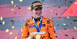  Кръщават трибуна на Пиастри в Мелбърн