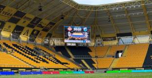 Изкуствено слънце поддържа тревата на „Колежа“