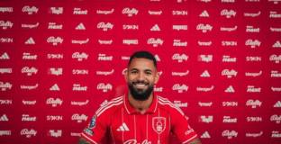 Челси хвърли око на Дъглас Луис 