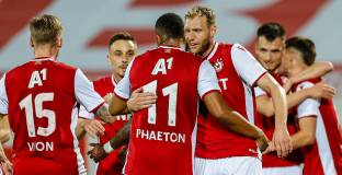 ЦСКА продължава да води преговори с трима основни играчи, за да преподпишат