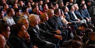 Черно-бяла Коледа изпълни до краен предел Драматичен театър в Пловдив (снимки)