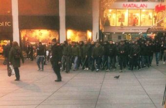 Фенове на Наполи по улиците на Ливърпул.