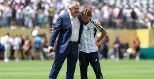 Давор Шукер идва на 