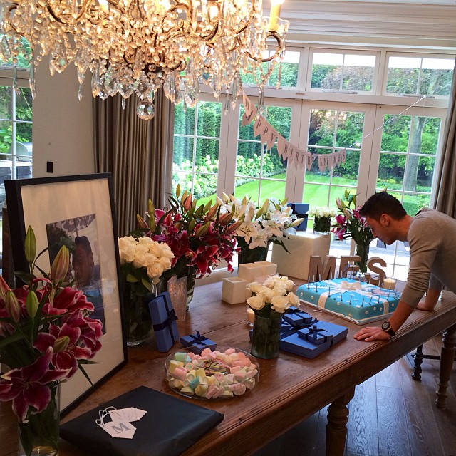 Месут Йозил публикува снимка от празничната торта за 25-я му рожден ден