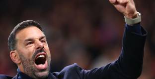 Ван Нистелрой: Играчите реагираха на напускането на Тен Хаг 