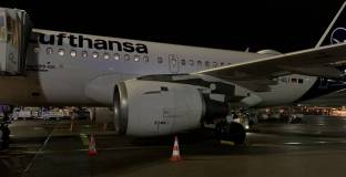 Двигател на самолет с фенове на Юнайтед се запали по време на полет