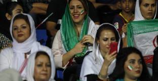 В Иран задържаха 35 жени, опитали се да посетят футболен мач 
