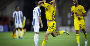 Астън Вила, Фиорентина и други дебнат Левски, ако отстрани и Апоел