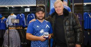 Наско Сираков връчи нов сребърен медал на фен на фен на Левски