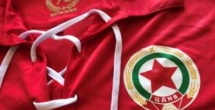 Нова партида юбилейни фланелки на ЦСКА в продажба от 4-и април