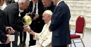 Стоичков подари на папата фланелка на ЦСКА (снимка)