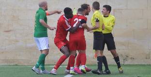 Арестуваха футболист за удар на съдия