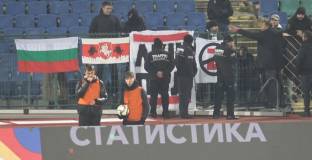 Полицията на националния стадион свали транспарант против президента на Беларус