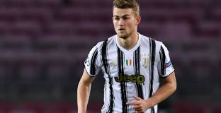 Барса и Челси се интересуват от Де Лигт