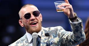 ЛГБТ-обществото завежда съдебен иск срещу МакГрегър 