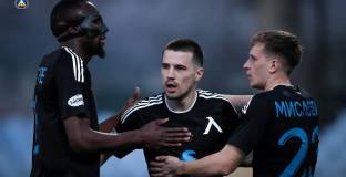 Хулио забива Мустафа Сангаре на пейката