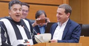 Шоу в Общинския съвет! Атанас Узунов нахлу като смърф (видео)