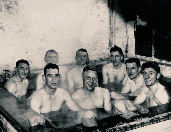 1937 година. Играчите на Скарбъроу изглеждат щастливи от живота. 