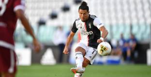 Юве разби Торино в исторически мач за Буфон