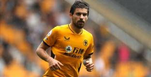  Ман Юнайтед се интересува от халфове на Уулвс и Марсилия 