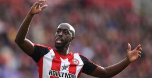 Брентфорд очаква оферти за Мбемо и Уисa