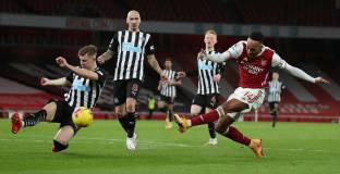 Обамеянг с два в победата над Нюкасъл