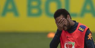 Полицията връчи призовка на Неймар и му отне телефона