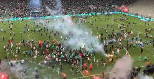 Оксер се завръща в Лига 1! Сент Етиен изпадна, бесните им фенове подпалиха стадиона