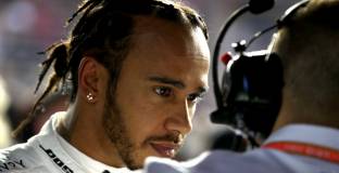 Хамилтън отрече слуховете за край на кариерата 