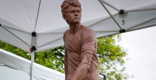 Откриха паметник на Гунди 