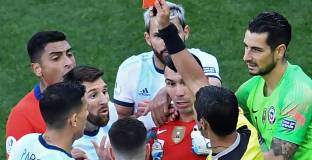 Арбитърът обясни защо е изгонил Меси и Медел