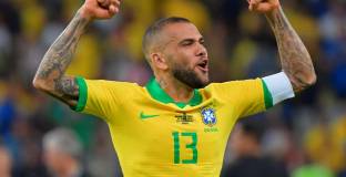 Дани Алвеш може да продължи кариерата си в Манчестър Сити