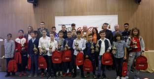 Звезди на ЦСКА и Левски наградиха млади таланти