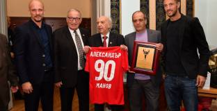 Стотици уважиха Сашо Манов на 90-годишния му юбилей