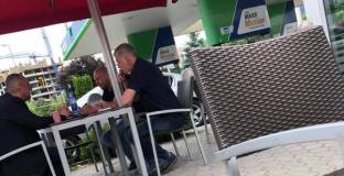 Папарашки снимки хванаха Тити Папазов с Наско Сираков и Ясен Тодоров