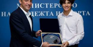 Министър Пешев награди Никола Цолов