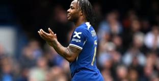 Астън Вила преговаря за Стърлинг