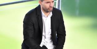 Агуеро се отказал от част от заплатата си