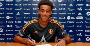  Лийдс обяви трансфера на Адамс