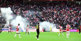 Ултраси прекратиха дербито между Аякс и Фейенорд