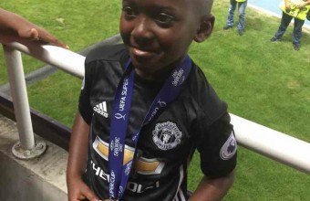 Момчето, на което Жозе подари медала си.