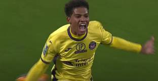  Нападател на Байер аут до края на сезона 