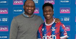 Палас подписа с двама