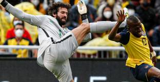  Бекер стана първият футболист с два отменени червени картона