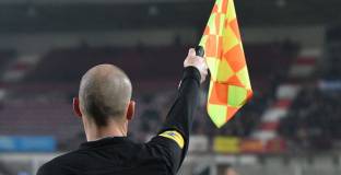 Футболен съдия е обвинен в сексуално посегателство над непълнолетна